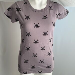 Priorities gray t-shirt with black skulls L